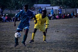 Archipel-des-Comores;-Football;-France;-Joueurs;-Kaleidos;-Kaleidos-images;-La-parole-à-limage;-Laurent-Abad;-Match;-Mayotte;-Océan-Indien;-Public;-Sport;-Stories-Pictures;-Terrain-de-terre;-Village